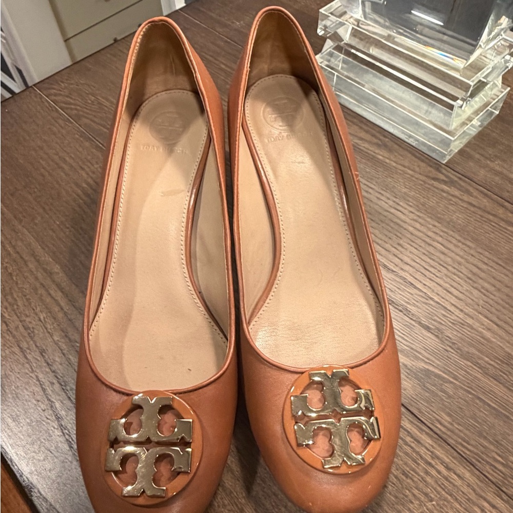Tory Burch Women's camel low heel with Gold Logo